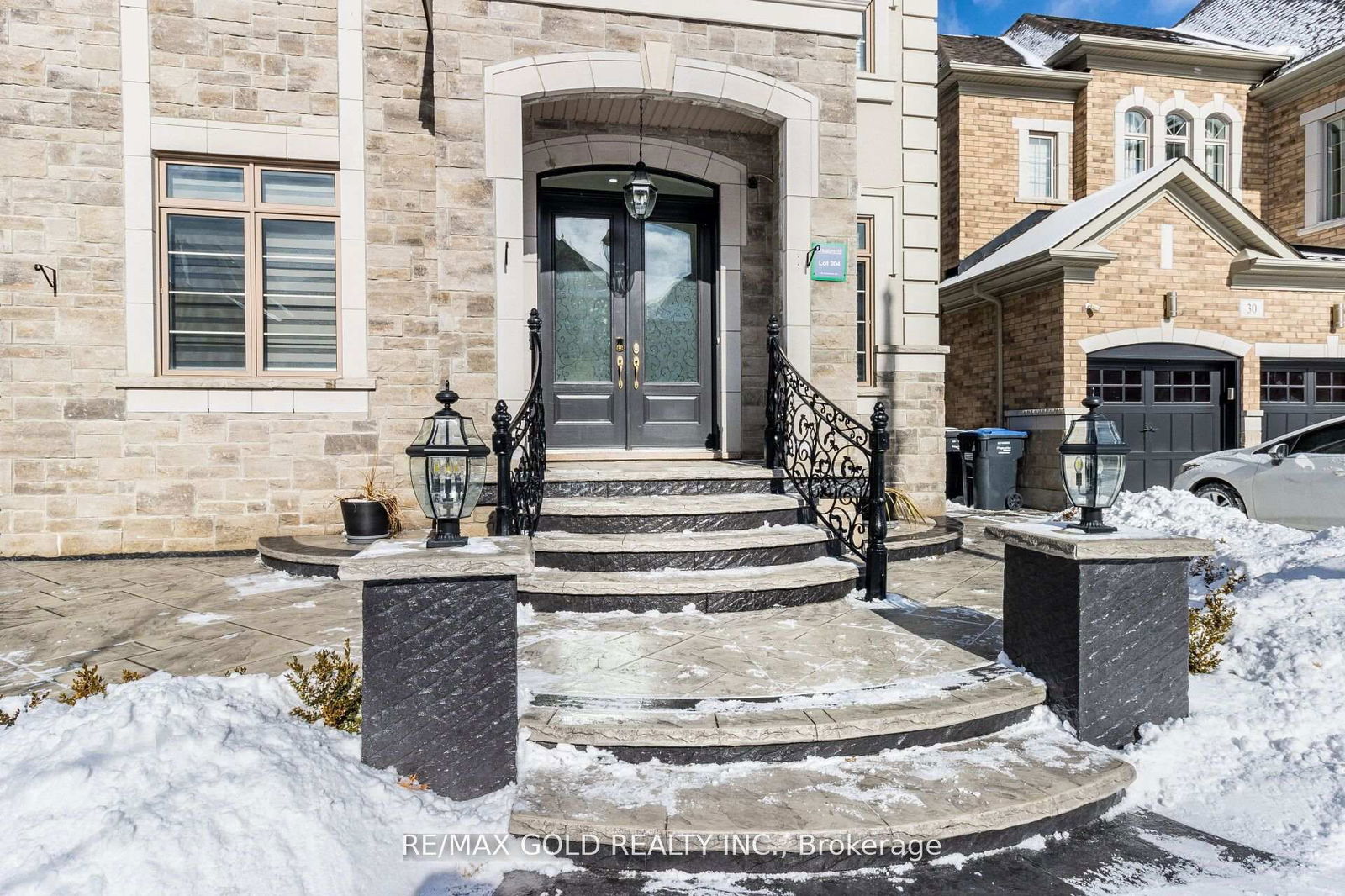 Detached House for sale at 28 Cloverhaven Road, Brampton, Toronto Gore Rural Estate, L6P 4E4 - MLS: W11999650