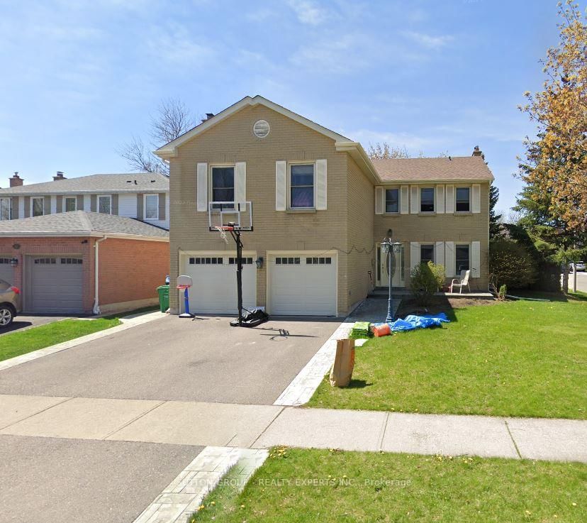 Detached House for lease at 10 Newcastle Crescent, Brampton, Westgate, L6S 3Y8 - MLS: W12000682