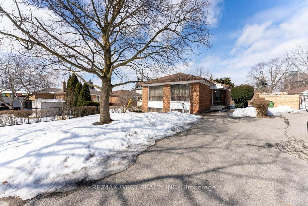 Detached House for sale at 11 Faludon Court, Toronto, Islington-City Centre West, M9B 1J4 - MLS: W12001153