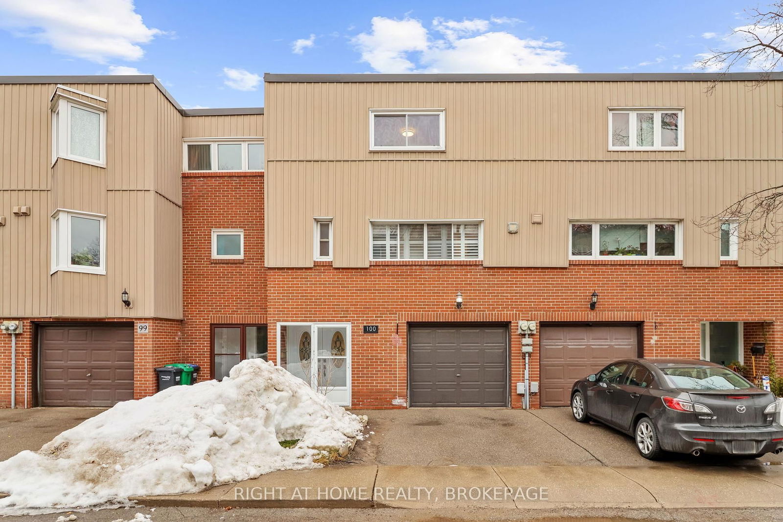 Townhouse for sale at 100-400 Bloor Street, Mississauga, Mississauga Valleys, L5A 3M8 - MLS: W12002023