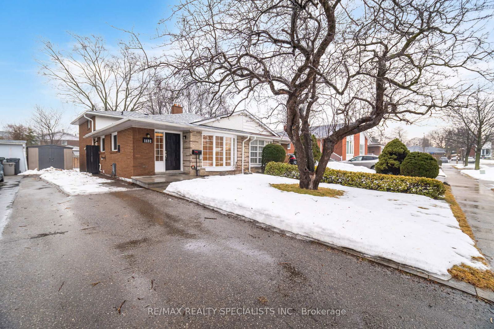 Semi-Detached House sold at 1132 Saturnia Crescent, Mississauga, Applewood, L4Y 2M3 - MLS: W12003909