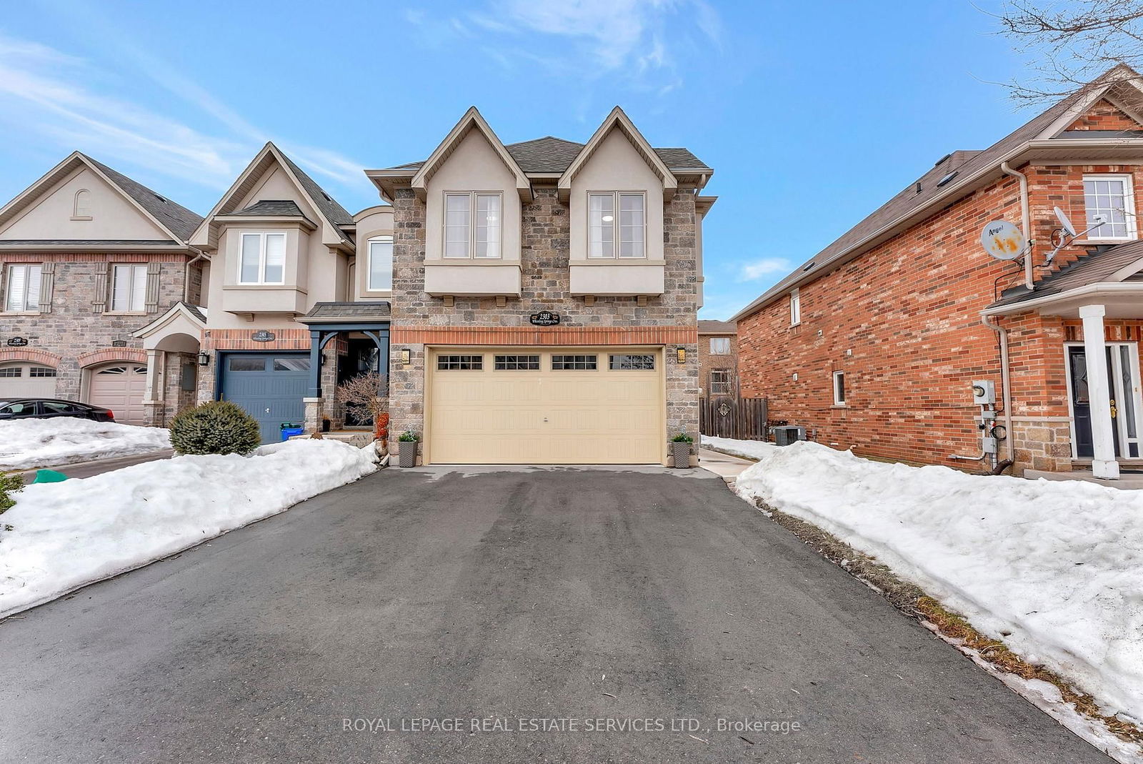 Townhouse sold at 2303 Whistling Springs Crescent, Oakville, WM Westmount, L6M 0C5 - MLS: W12004796