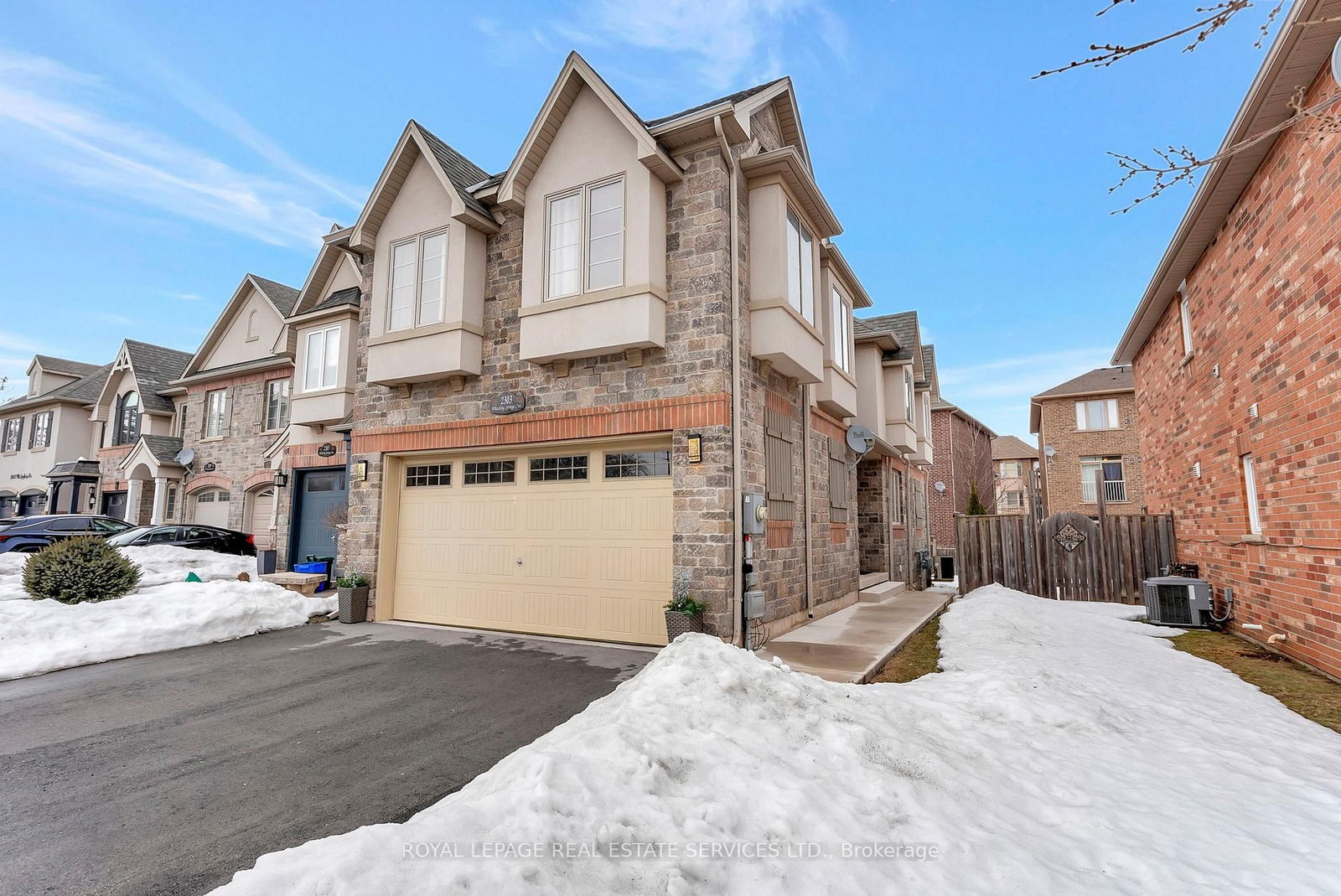 Townhouse sold at 2303 Whistling Springs Crescent, Oakville, WM Westmount, L6M 0C5 - MLS: W12004796