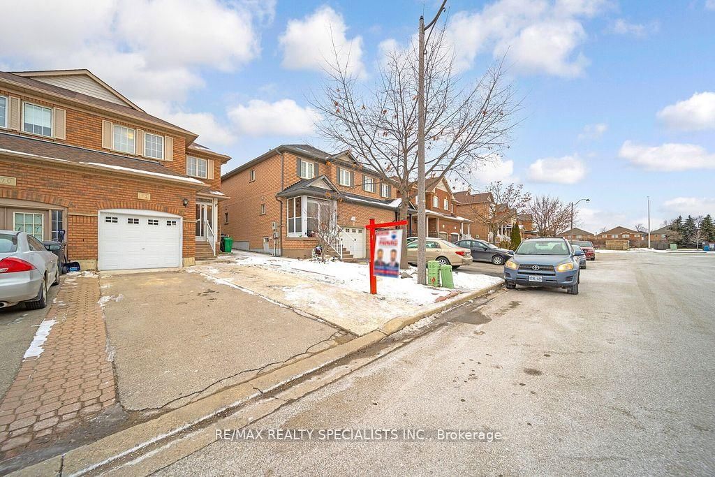 Semi-Detached House for sale at 72 Ridgefield Court, Brampton, Vales of Castlemore, L6P 1B3 - MLS: W12004866