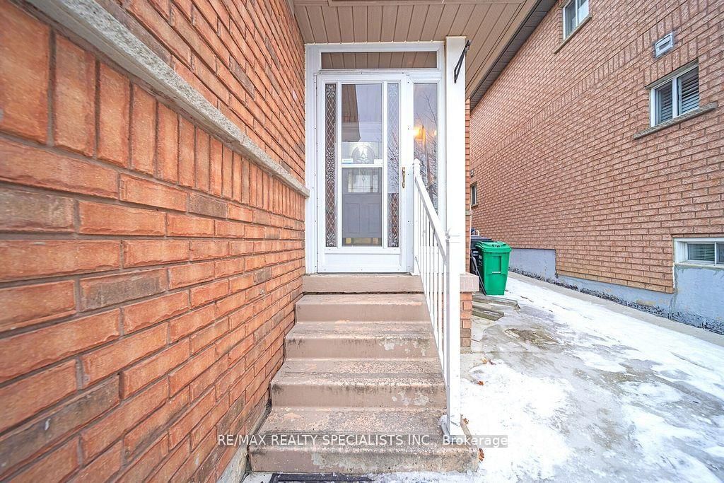 Semi-Detached House for sale at 72 Ridgefield Court, Brampton, Vales of Castlemore, L6P 1B3 - MLS: W12004866