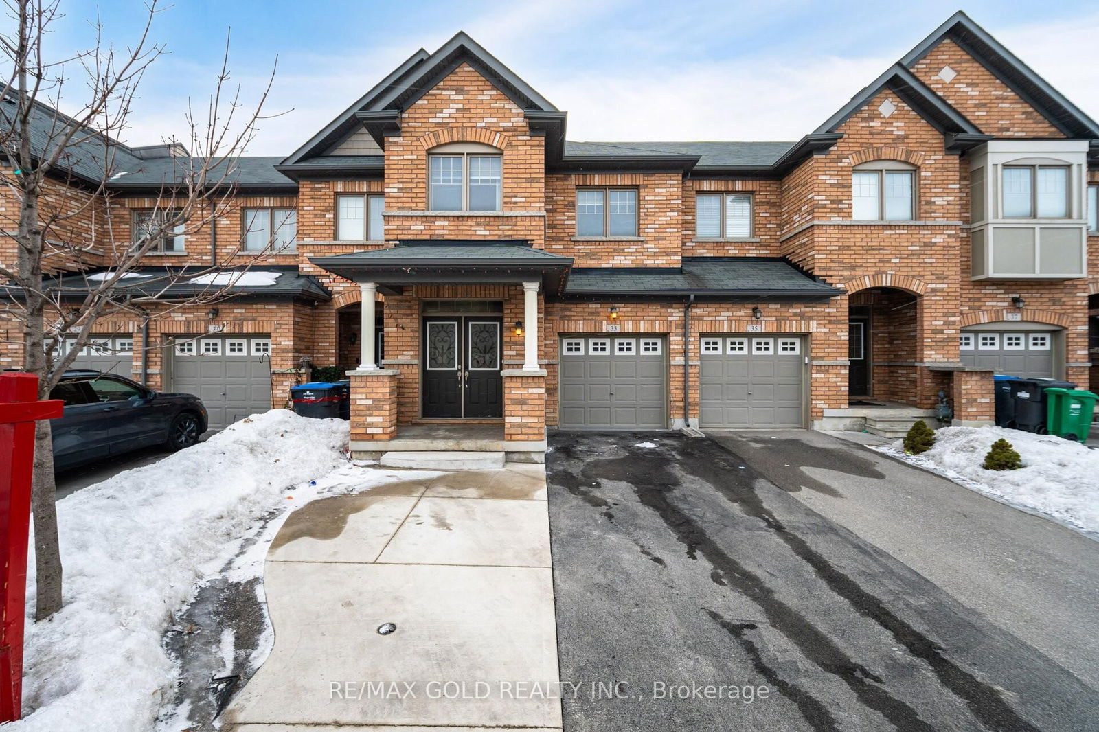 Townhouse for sale at 33 Davenfield Circle, Brampton, Bram East, L6P 4L9 - MLS: W12006696