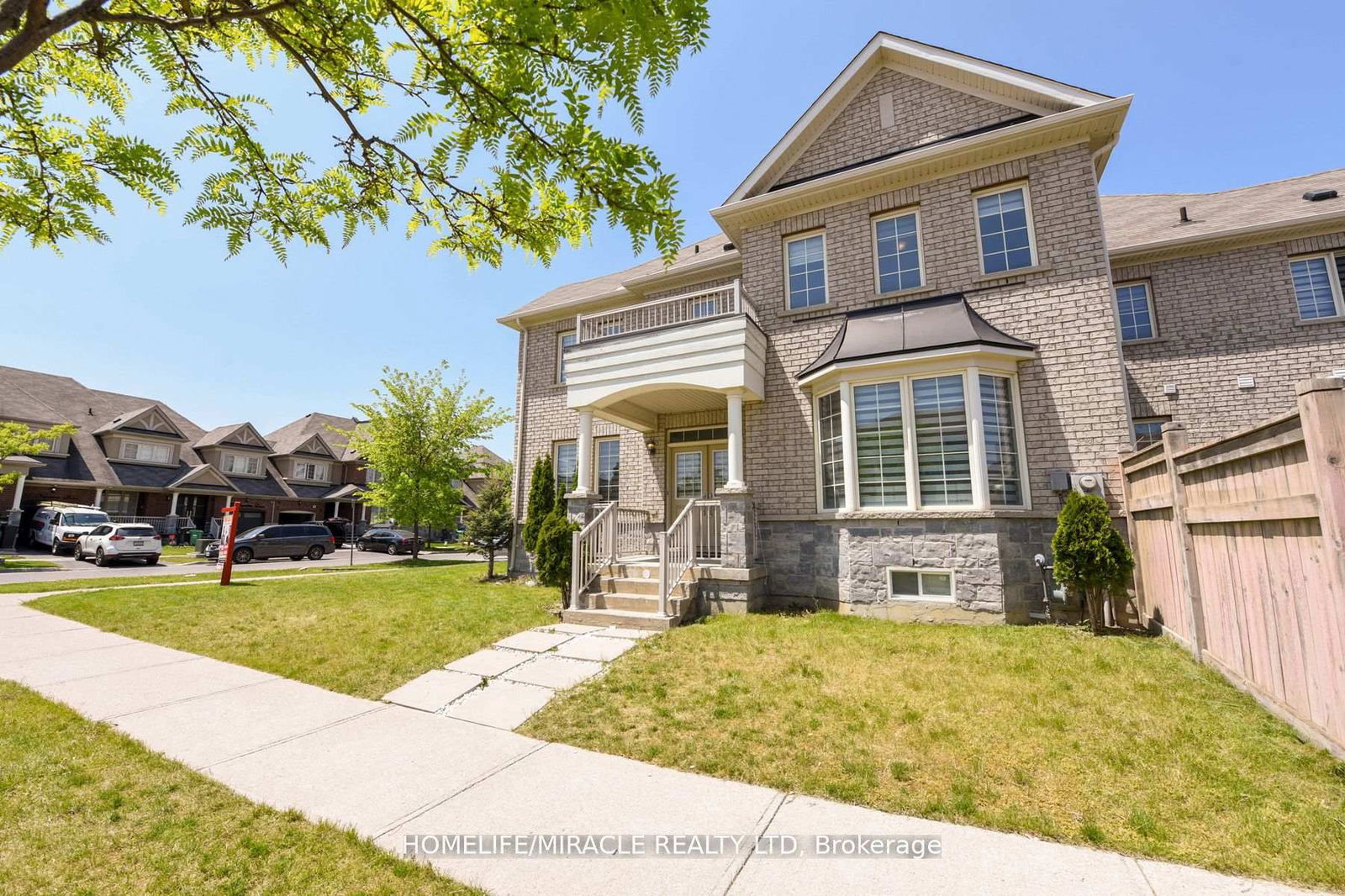 Townhouse for sale at 2 Lorenzo Circle, Brampton, Sandringham-Wellington, L6R 0Z9 - MLS: W12006933