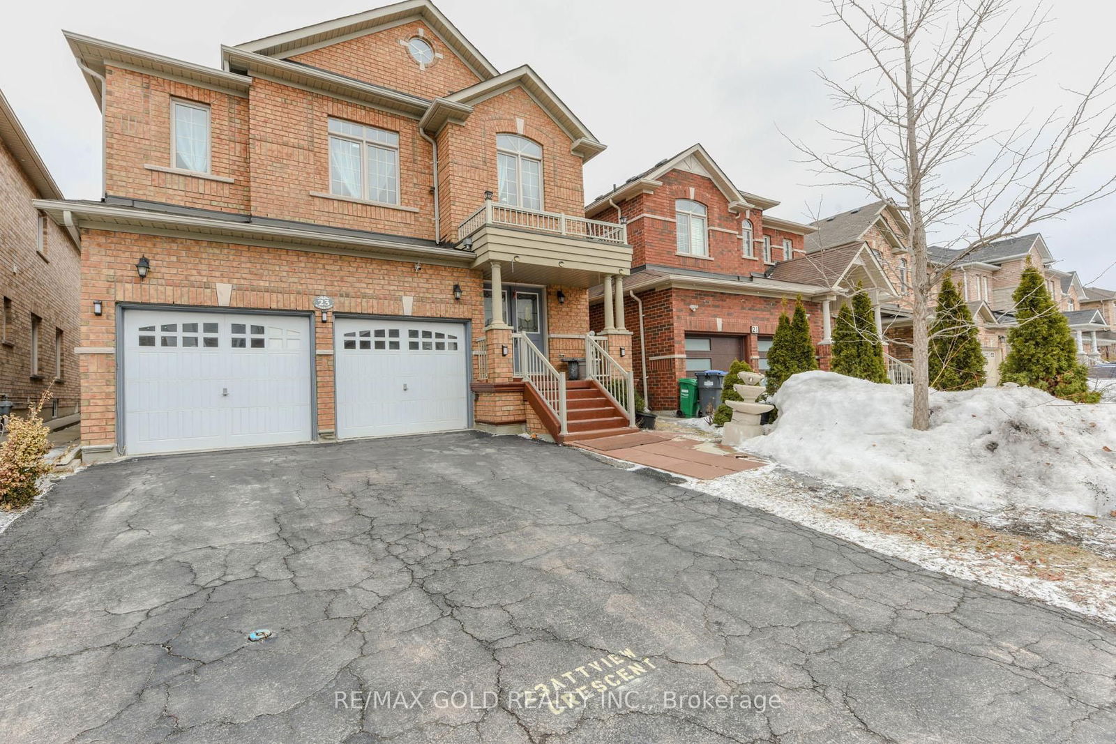 Detached House for sale at 23 Attview Crescent, Brampton, Bram East, L6P 2R5 - MLS: W12008105