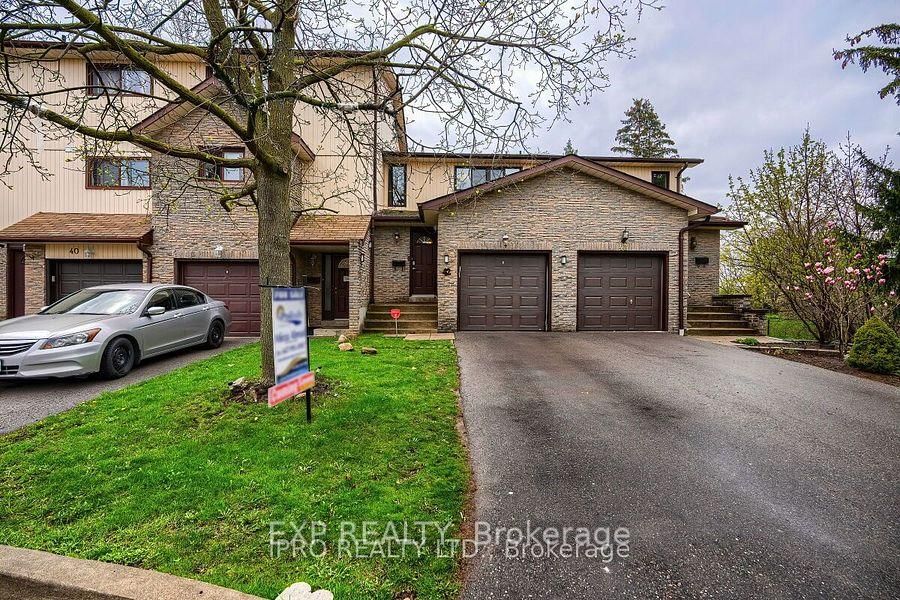 Townhouse for sale at 42 Dawson Crescent, Brampton, Downtown Brampton, L6V 3M5 - MLS: W12008304