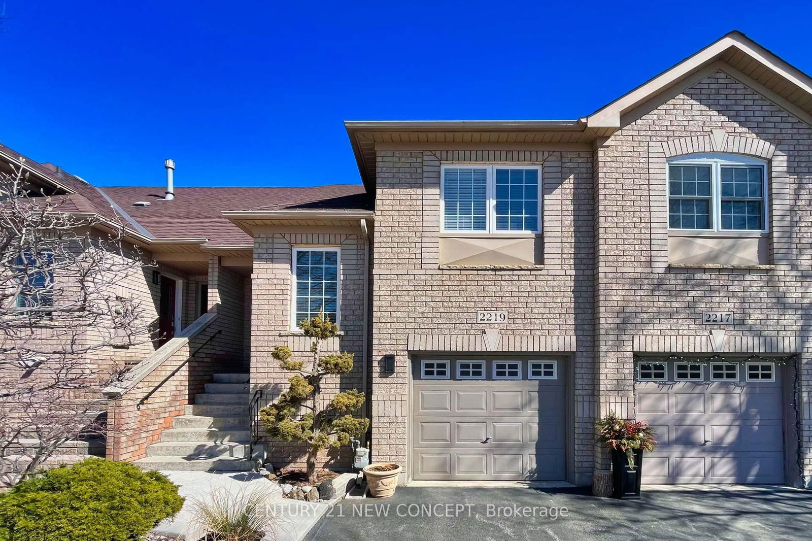 Townhouse for sale at 2219 Hummingbird Way, Oakville, 1022 - WT West Oak Trails, L6M 3Z6 - MLS: W12009767