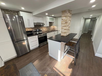Unit Lower — 19 Elmbrook Cres, Toronto - Eringate-Centennial-West Deane image-0-2