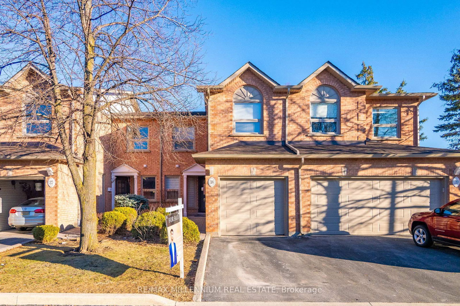 Townhouse sold at 38-2065 Sixth Line, Oakville, RO River Oaks, L6H 5R8 - MLS: W12012881