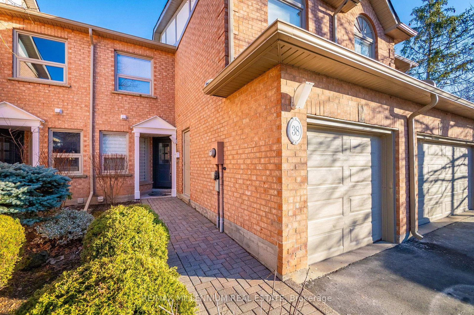 Townhouse sold at 38-2065 Sixth Line, Oakville, RO River Oaks, L6H 5R8 - MLS: W12012881