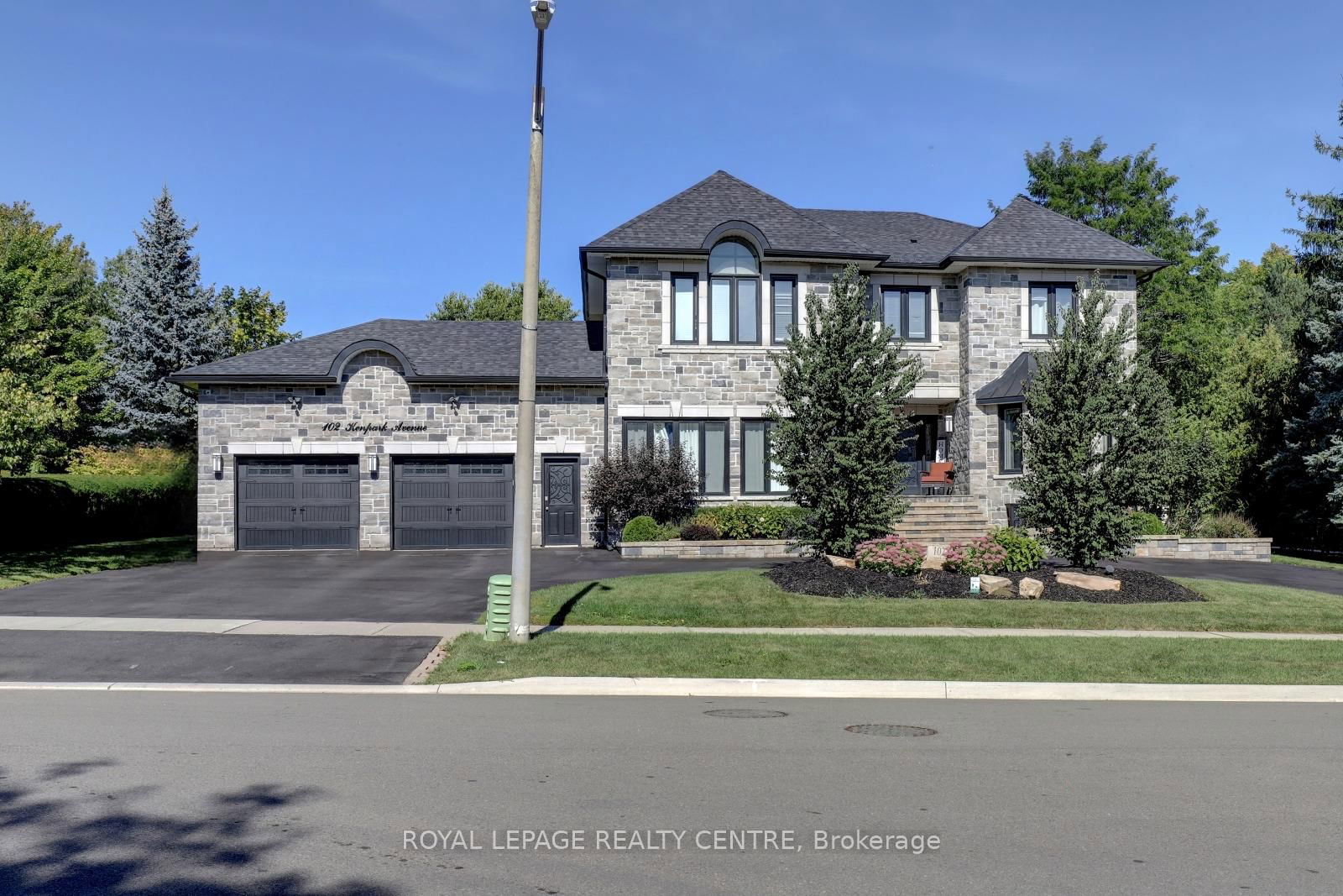 Detached House for sale at 102 Kenpark Avenue, Brampton, Snelgrove, L6Z 3J9 - MLS: W12013362