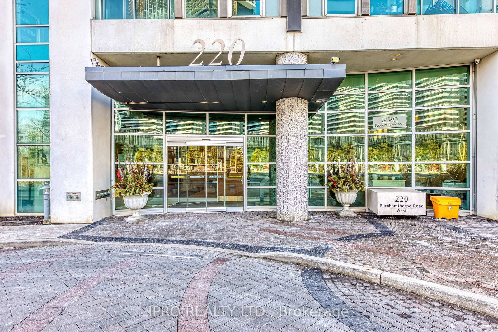 Condo for sale at 604-220 Burnhamthorpe Road, Mississauga, City Centre, L5B 4N4 - MLS: W12014069