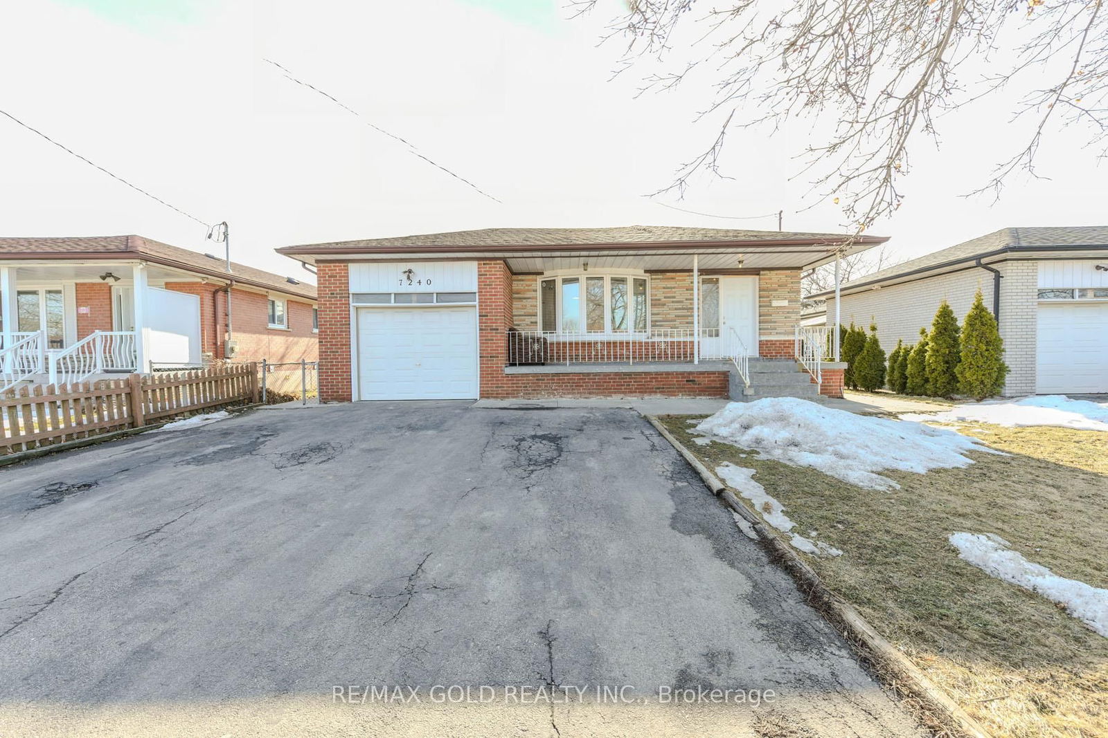 Detached House for sale at 7240 Dellaport Drive, Mississauga, Malton, L4T 2Y3 - MLS: W12016665