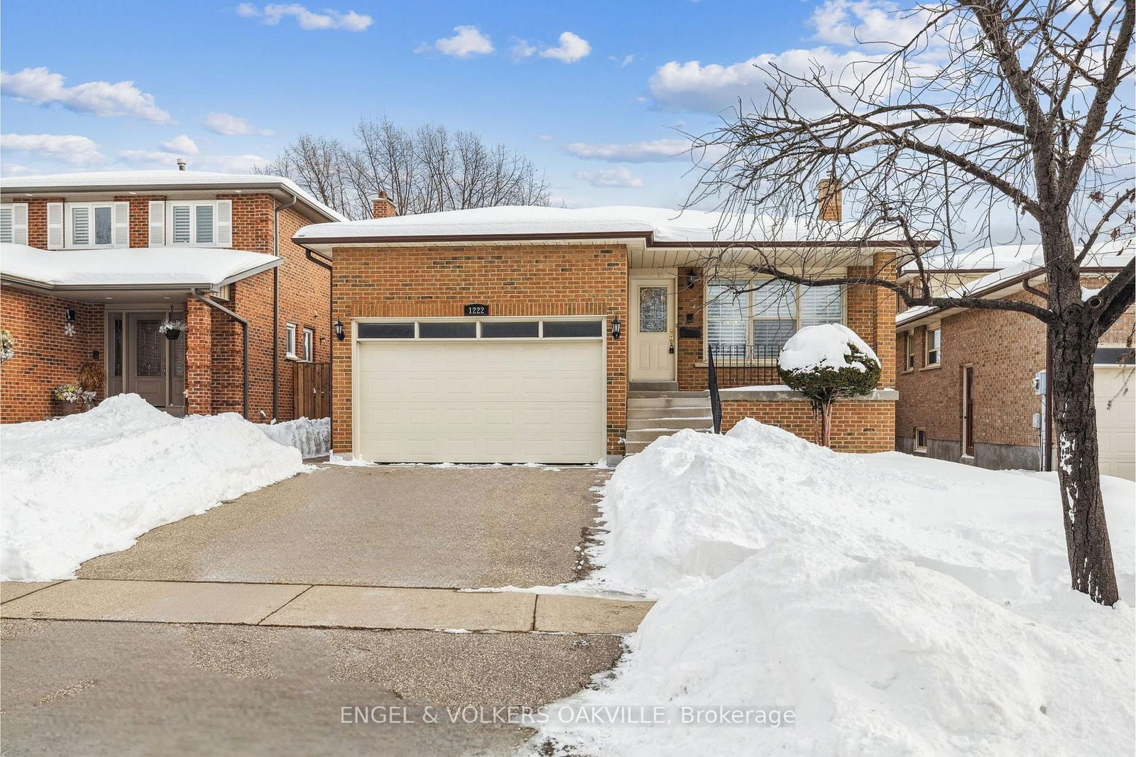 Detached House sold at 1222 Larny Court, Mississauga, Rathwood, L4W 3N4 - MLS: W12016696