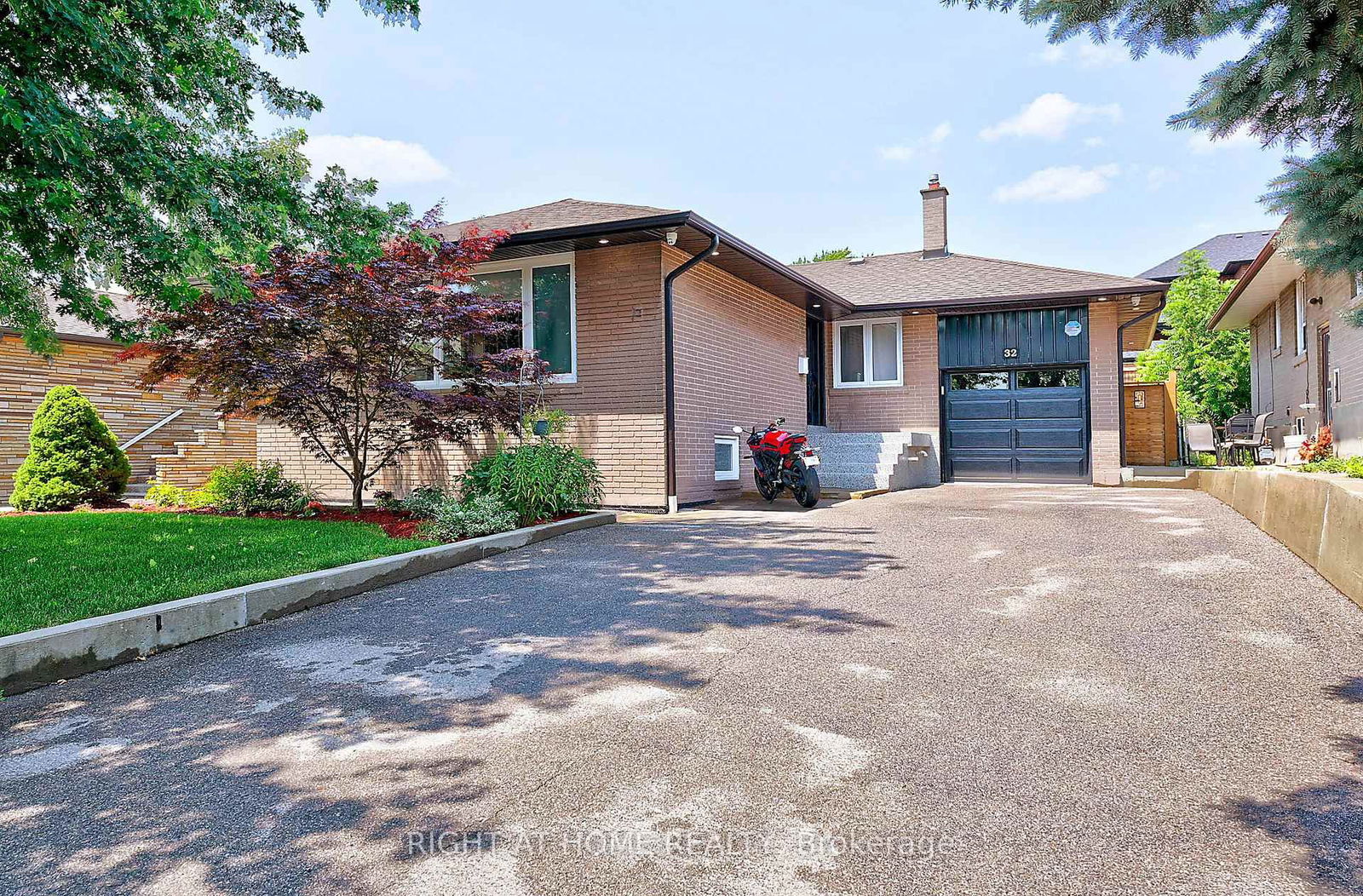 Detached House for sale at 32 Del Ria Drive, Toronto, Maple Leaf, M6L 1M1 - MLS: W12020913