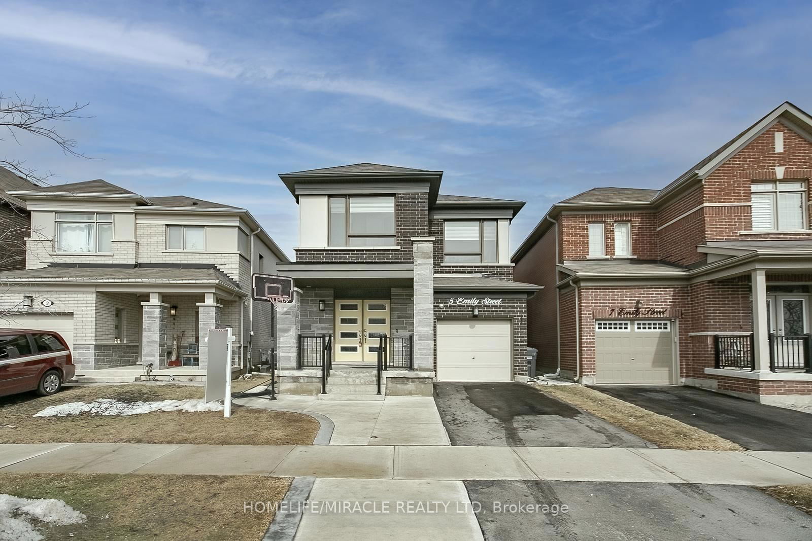 Detached House sold at 5 Emily Street, Brampton, Northwest Brampton, L7A 5E5 - MLS: W12023036