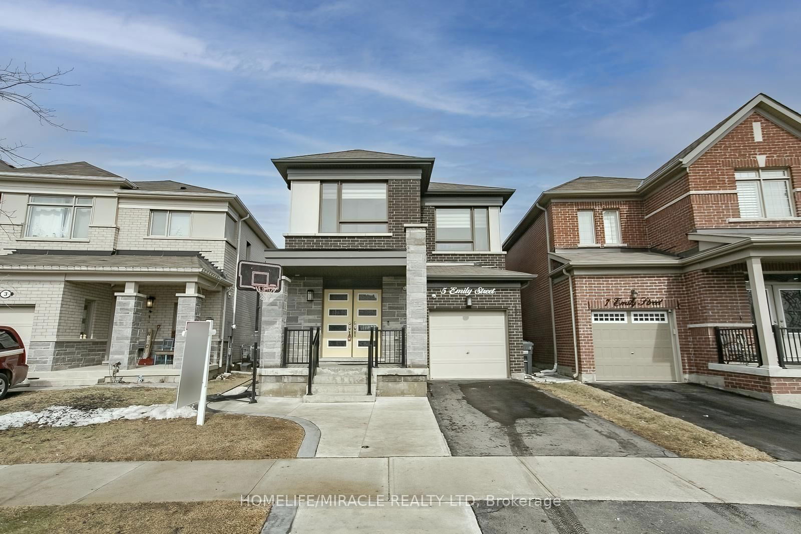 Detached House sold at 5 Emily Street, Brampton, Northwest Brampton, L7A 5E5 - MLS: W12023036