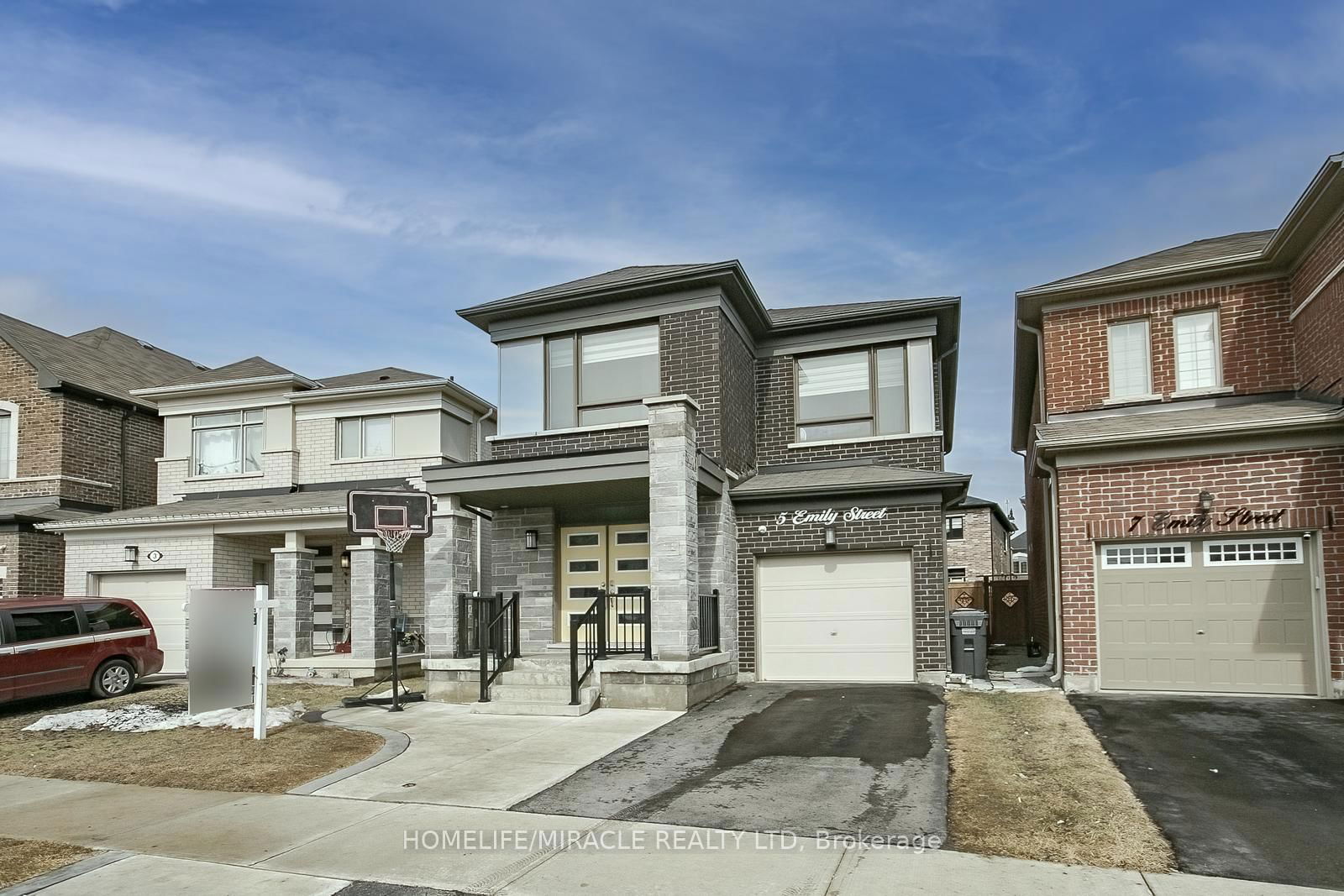 Detached House sold at 5 Emily Street, Brampton, Northwest Brampton, L7A 5E5 - MLS: W12023036