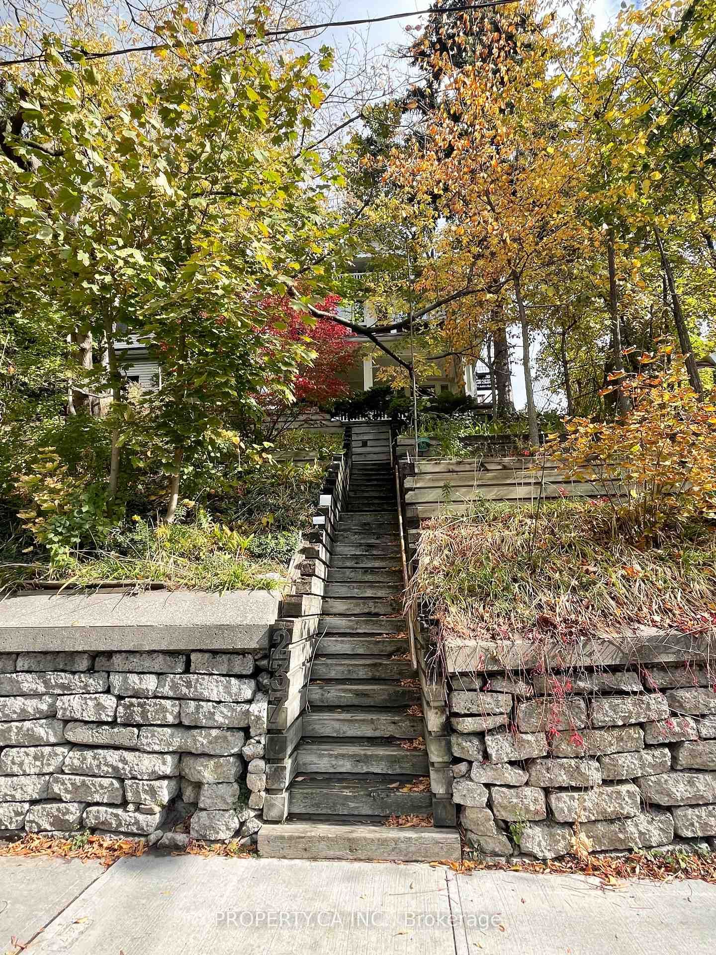 Building at 237 Indian Grve, Toronto, High Park North