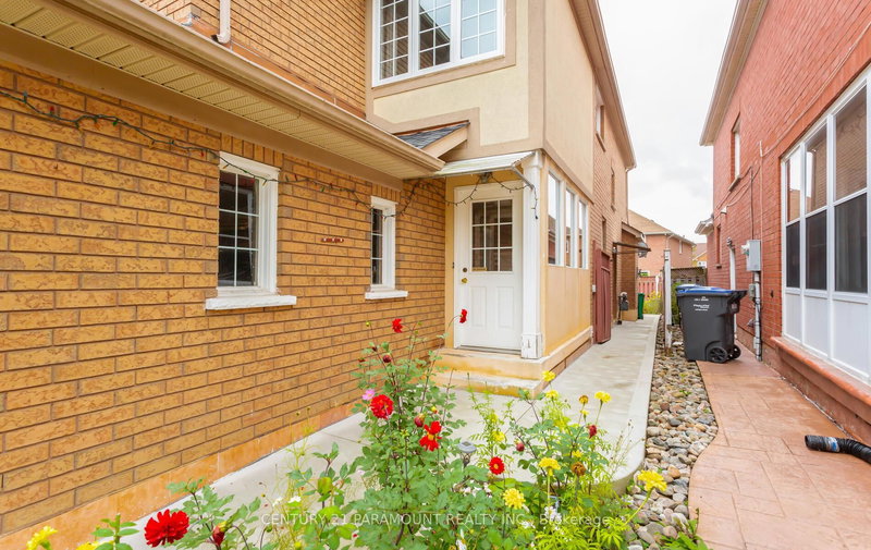 106 Wildberry Cres, Brampton, L6R 1J8 | Image 3