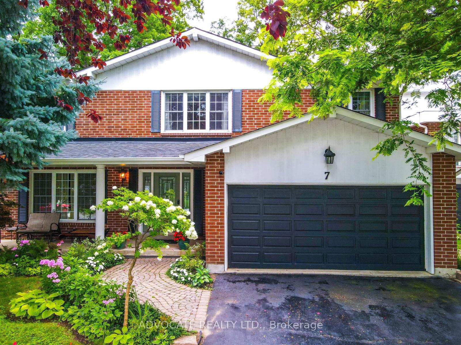 Detached House sold at 7 Poplar Heights Drive, Toronto, Edenbridge-Humber Valley, M9A 5A1 - MLS: W12025638