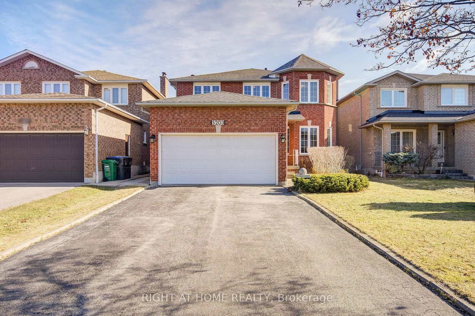 Detached House for sale at 5203 Castlefield Drive, Mississauga, East Credit, L5V 1S2 - MLS: W12026037