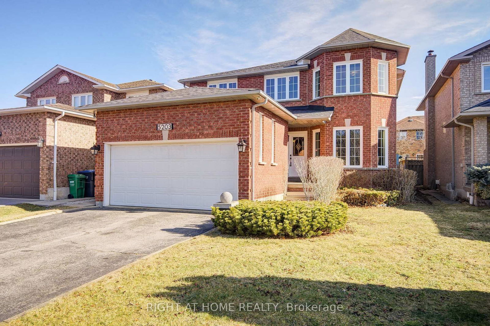 Detached House for sale at 5203 Castlefield Drive, Mississauga, East Credit, L5V 1S2 - MLS: W12026037