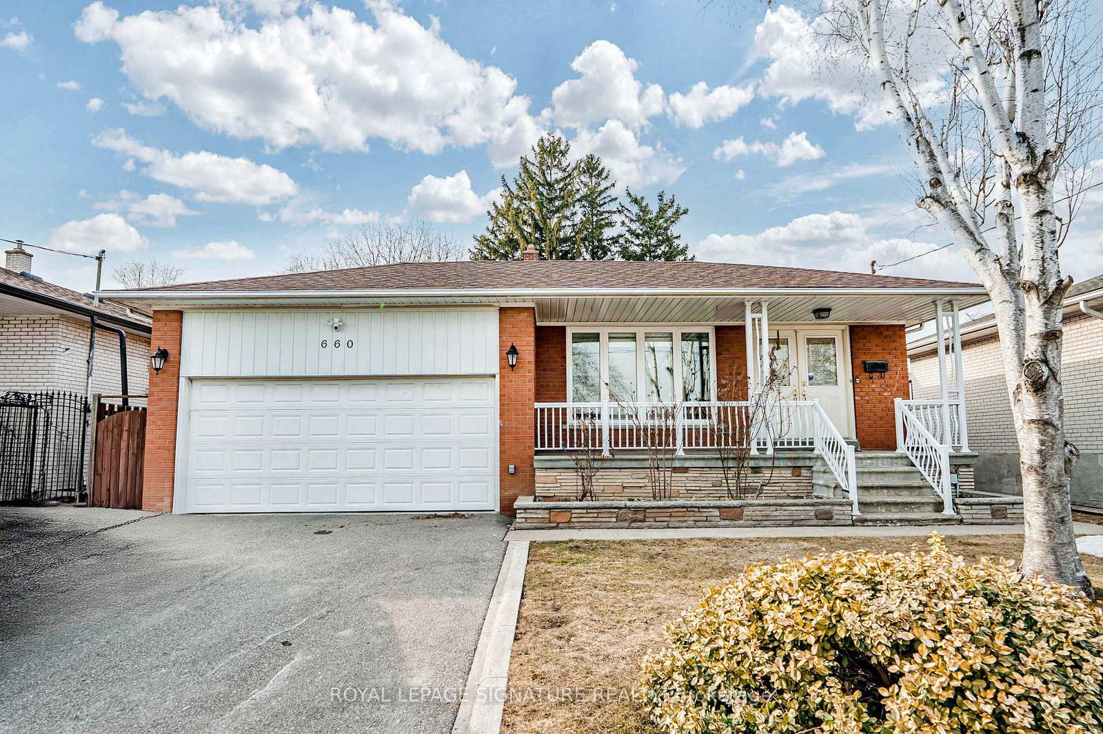 Detached House for sale at 660 Netherton Crescent, Mississauga, Applewood, L4Y 2M4 - MLS: W12028021