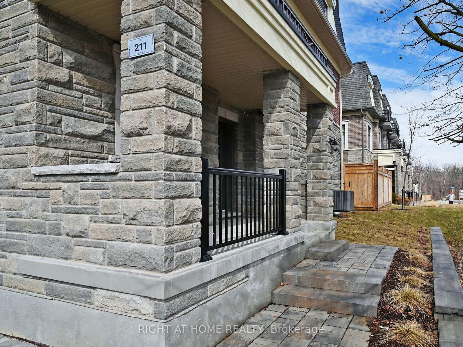 Townhouse for sale at 211 Wyndham Street, Mississauga, Streetsville, L5M 2S5 - MLS: W12028304