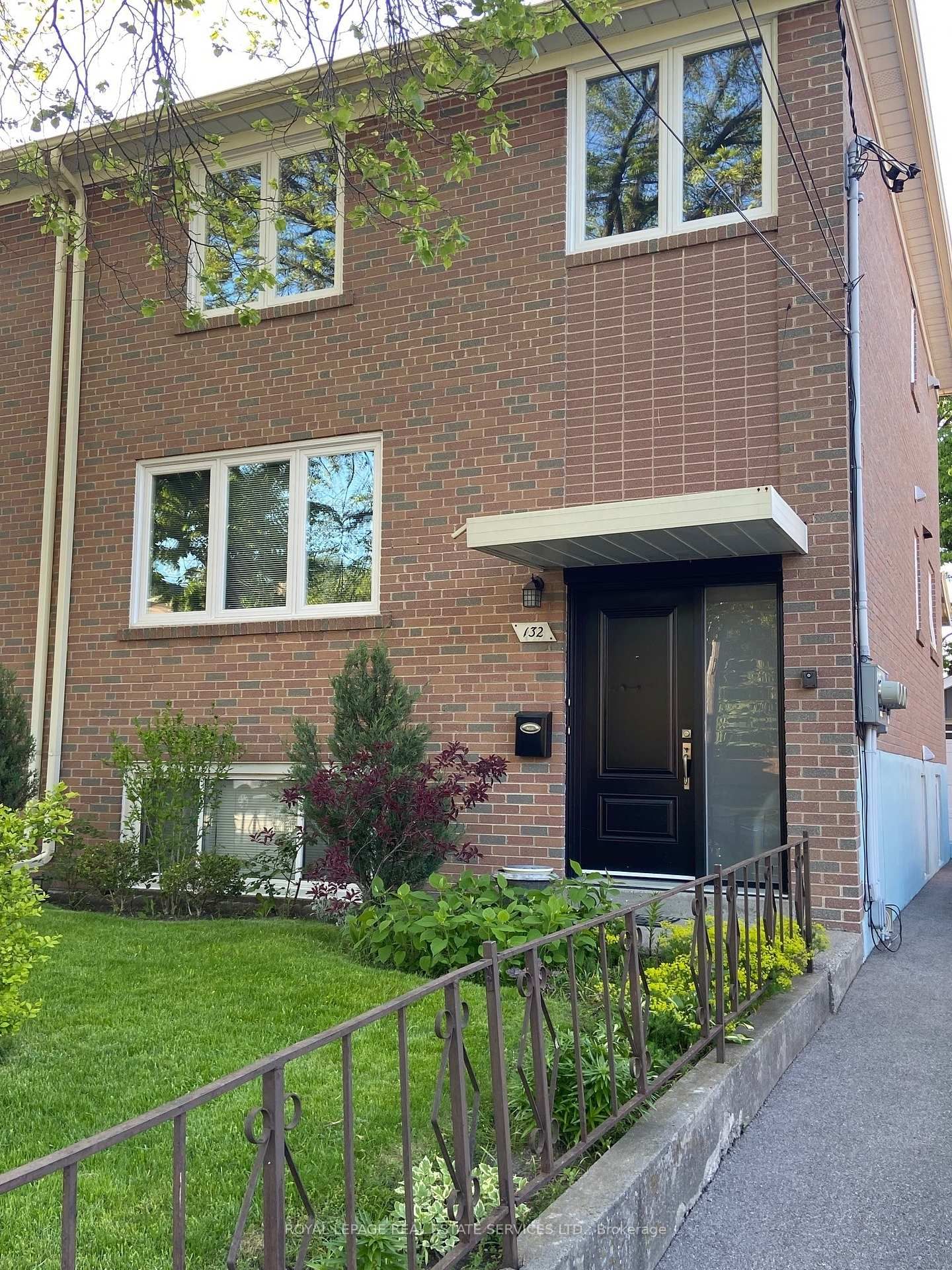 Building at 132 Edinborough Court, Toronto, Rockcliffe-Smythe