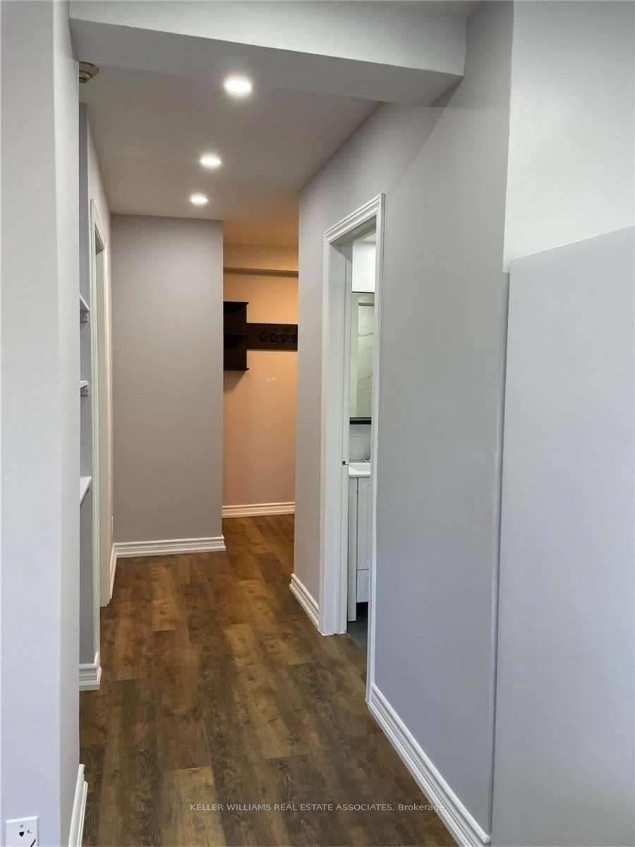 4 - 233 Lakeshore Road E 4