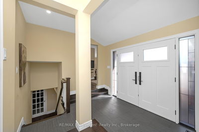 2422 Upton Crt, Oakville - West image-0-4