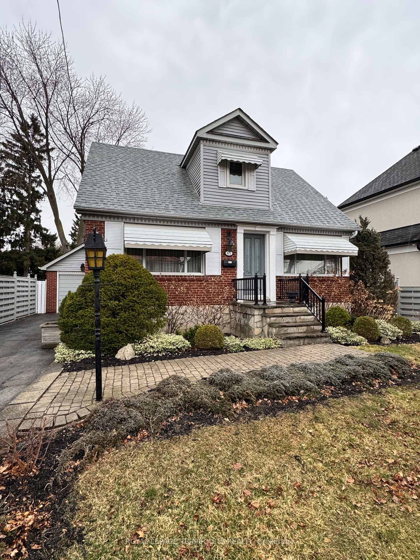 Detached House for sale at 65 Lothian Avenue, Toronto, Stonegate-Queensway, M8Z 4K6 - MLS: W12033600