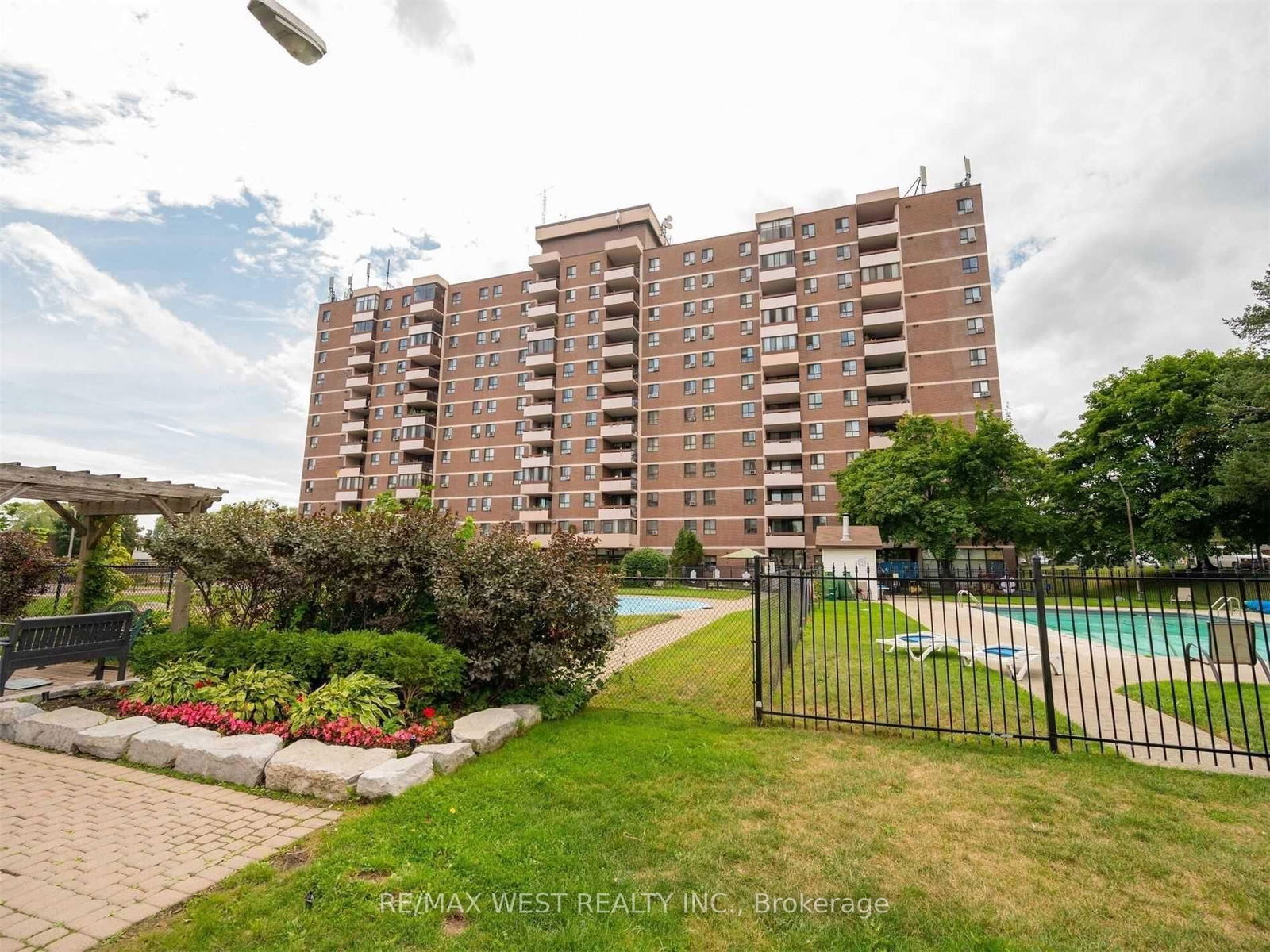 Condo for sale at 411-1615 Bloor Street, Mississauga, Applewood, L4X 1S2 - MLS: W12034268