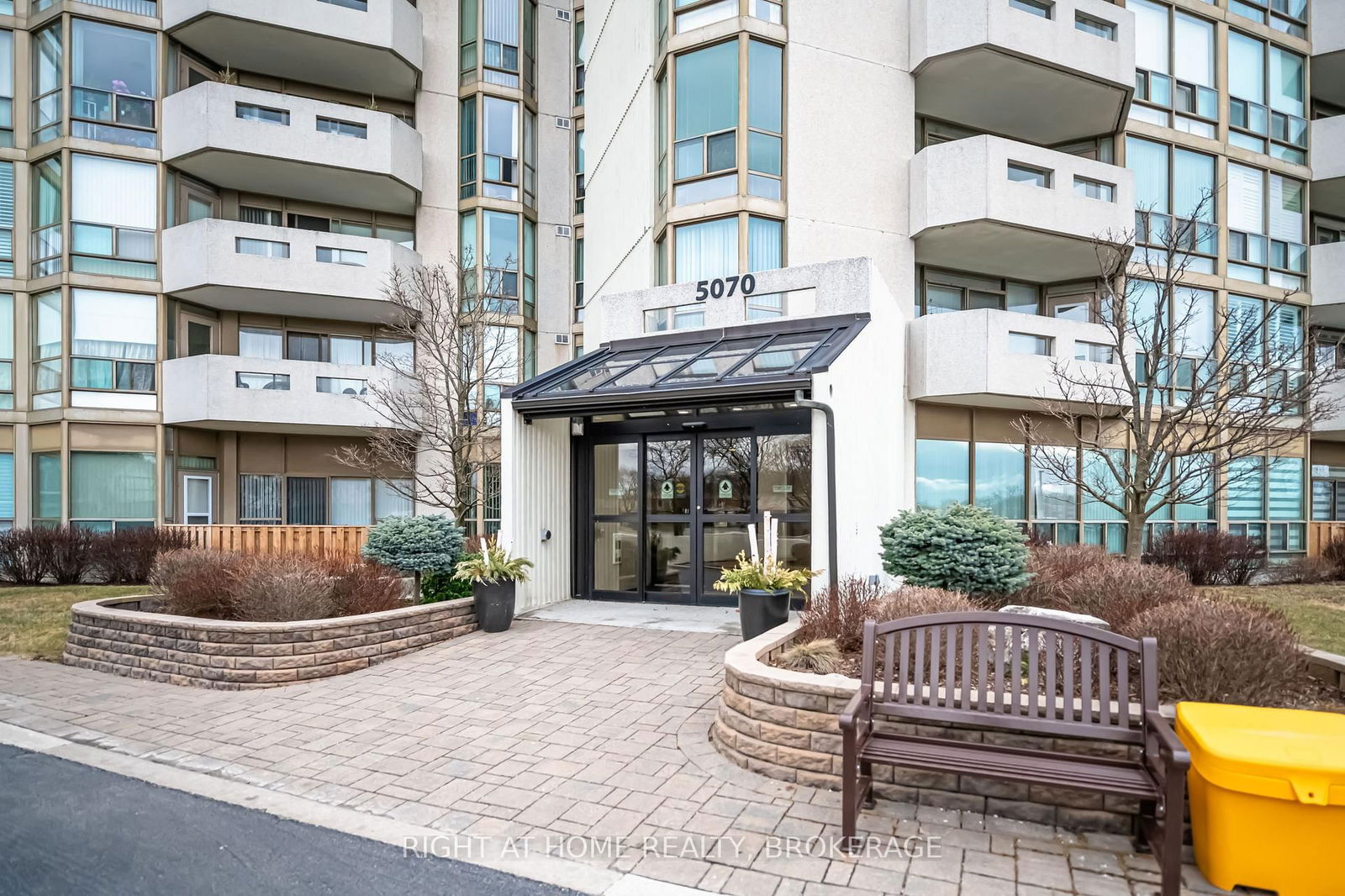 Condo for sale at 1004-5070 Pinedale Avenue, Burlington, Appleby, L7L 5V6 - MLS: W12035359