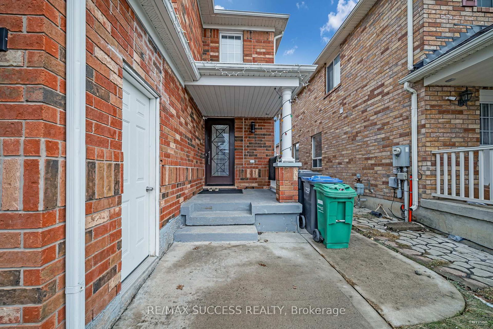 Semi-Detached House for sale at 28 Herdwick Street, Brampton, Gore Industrial North, L6S 6L7 - MLS: W12036533