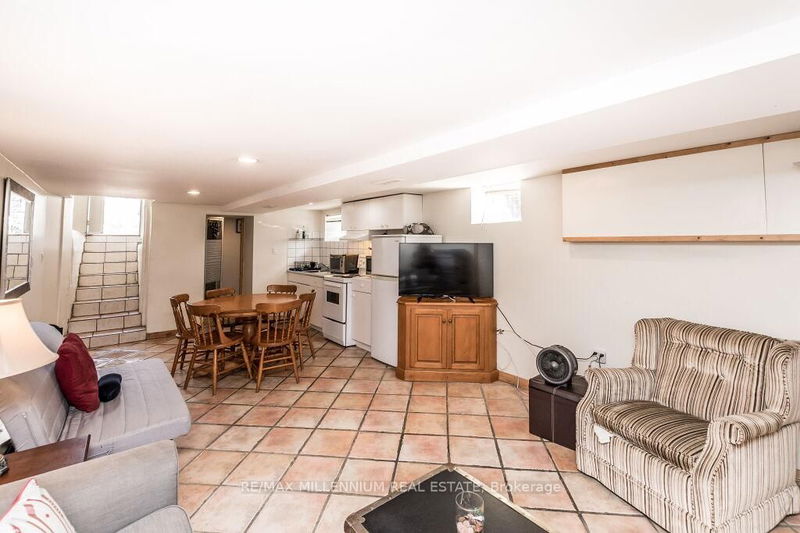 home for lease on REAR UNIT-533 Beresford Avenue
