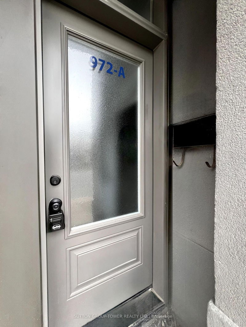 home for lease on 972 The Queensway N/A