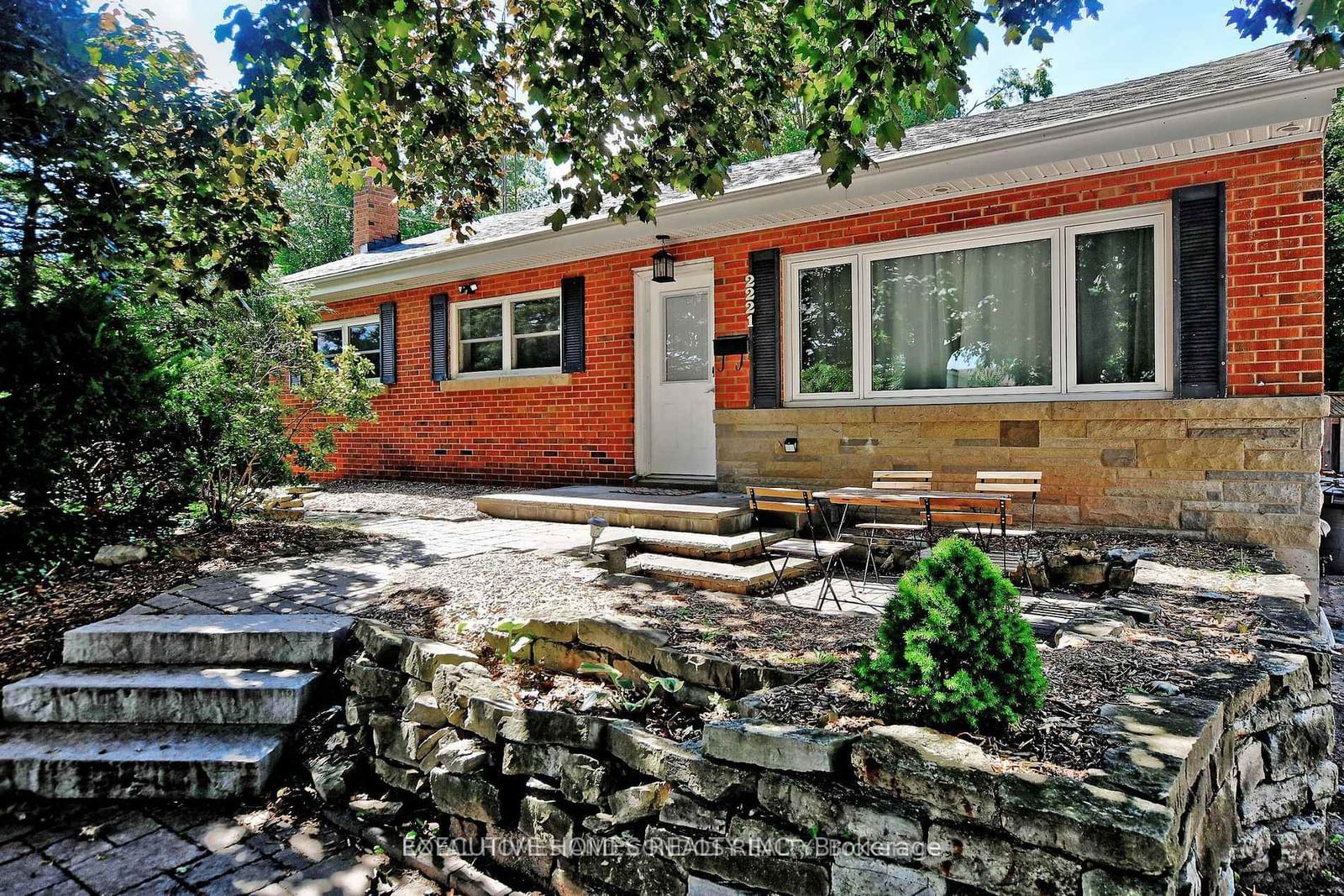 Detached House for lease at (Main floor)-2221 Ghent Avenue, Burlington, Brant, L7R 1Y6 - MLS: W12045738