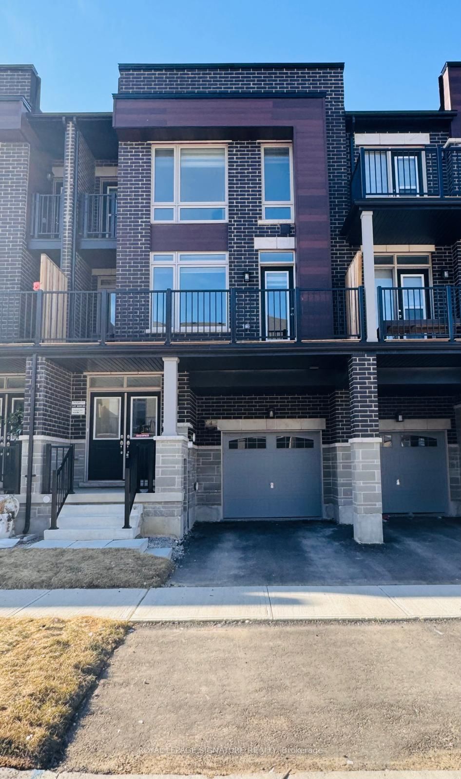 Townhouse leased at 4 Arrowview Drive, Brampton, Northwest Brampton, L7A 5H8 - MLS: W12047767
