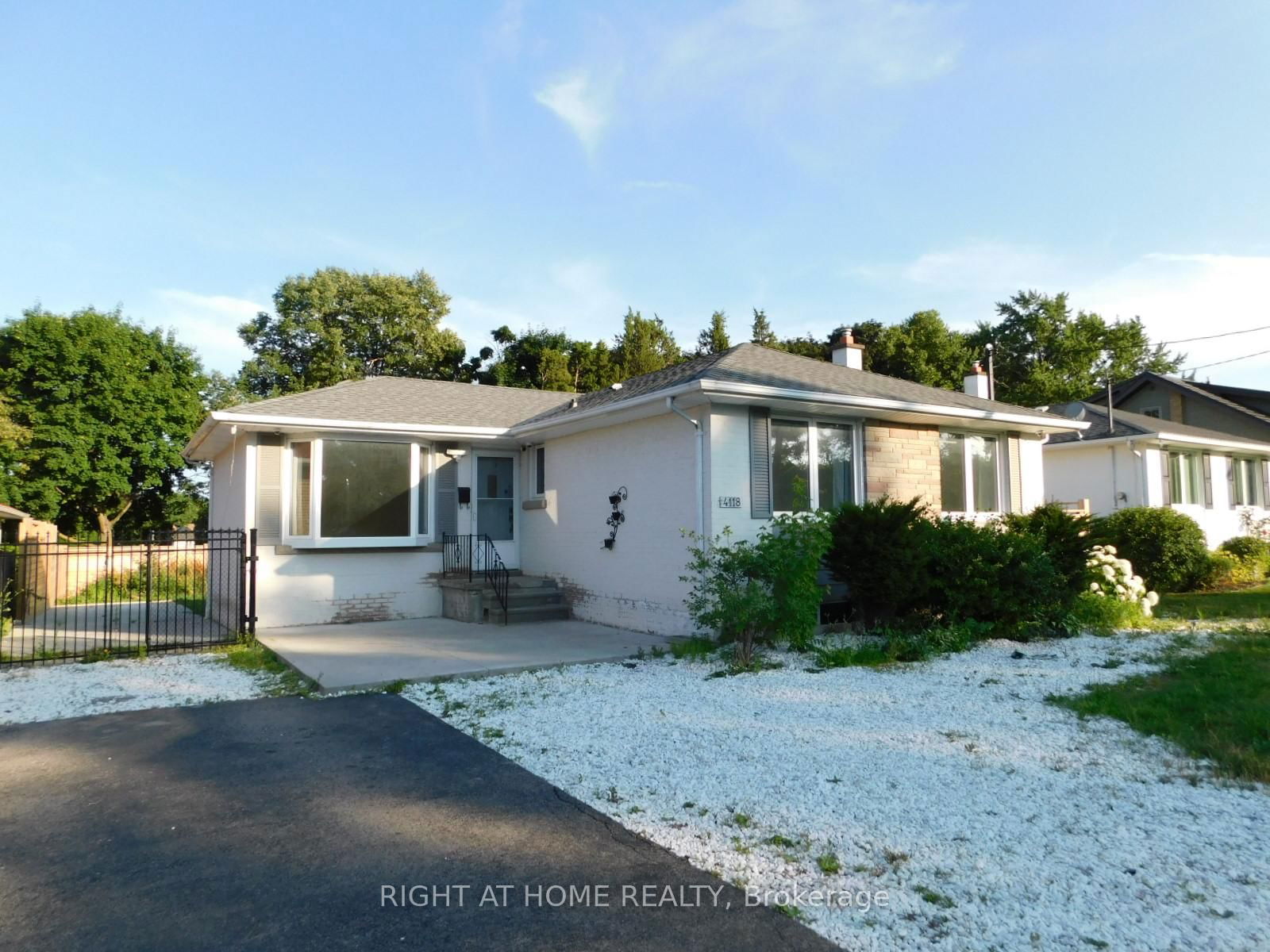 Detached House for lease at 4118 New Street, Burlington, Shoreacres, L7L 1S9 - MLS: W12049115