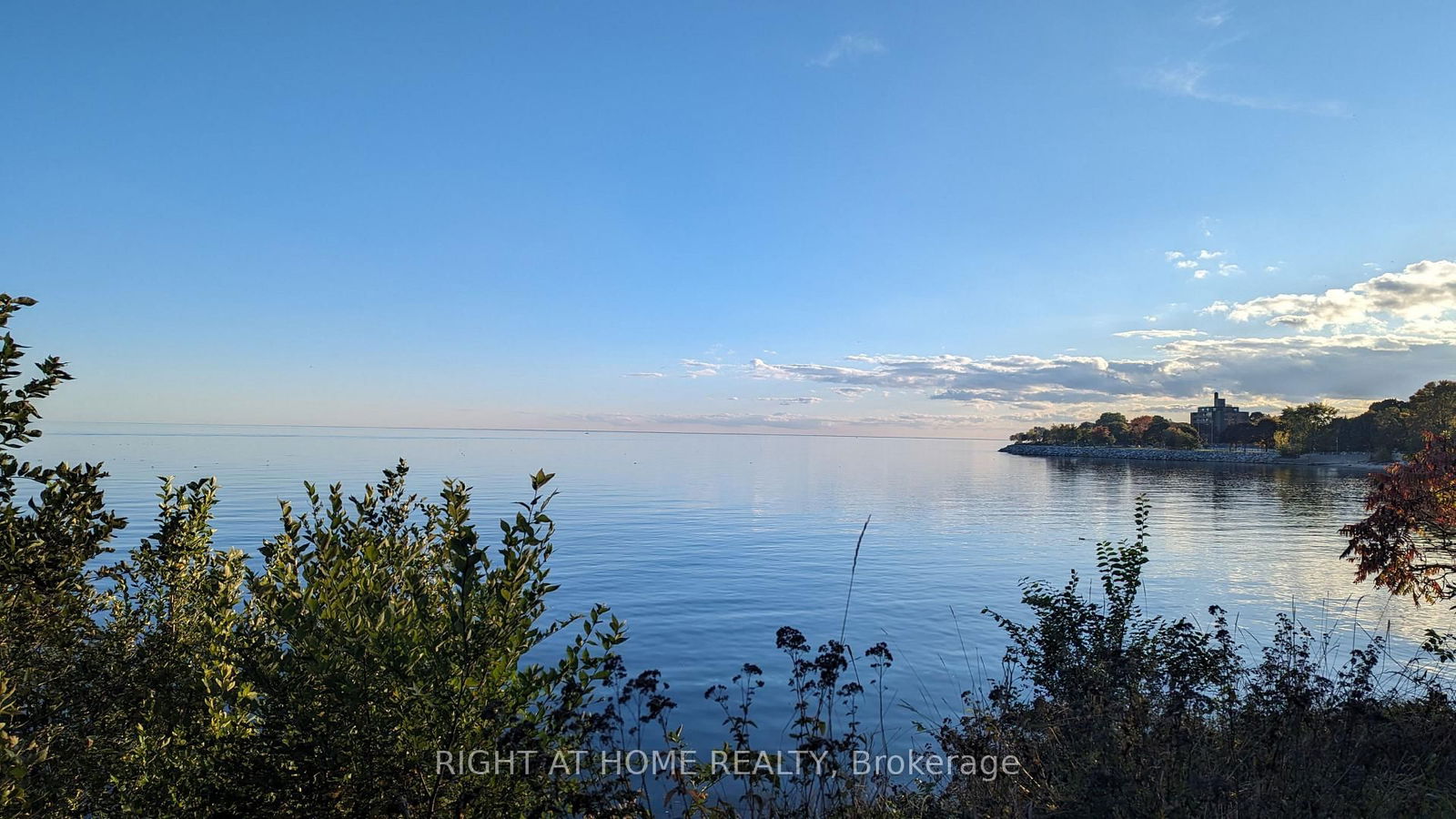 Detached House leased at 2677 Lake Shore Boulevard, Toronto, Mimico, M8V 1G6 - MLS: W12049935