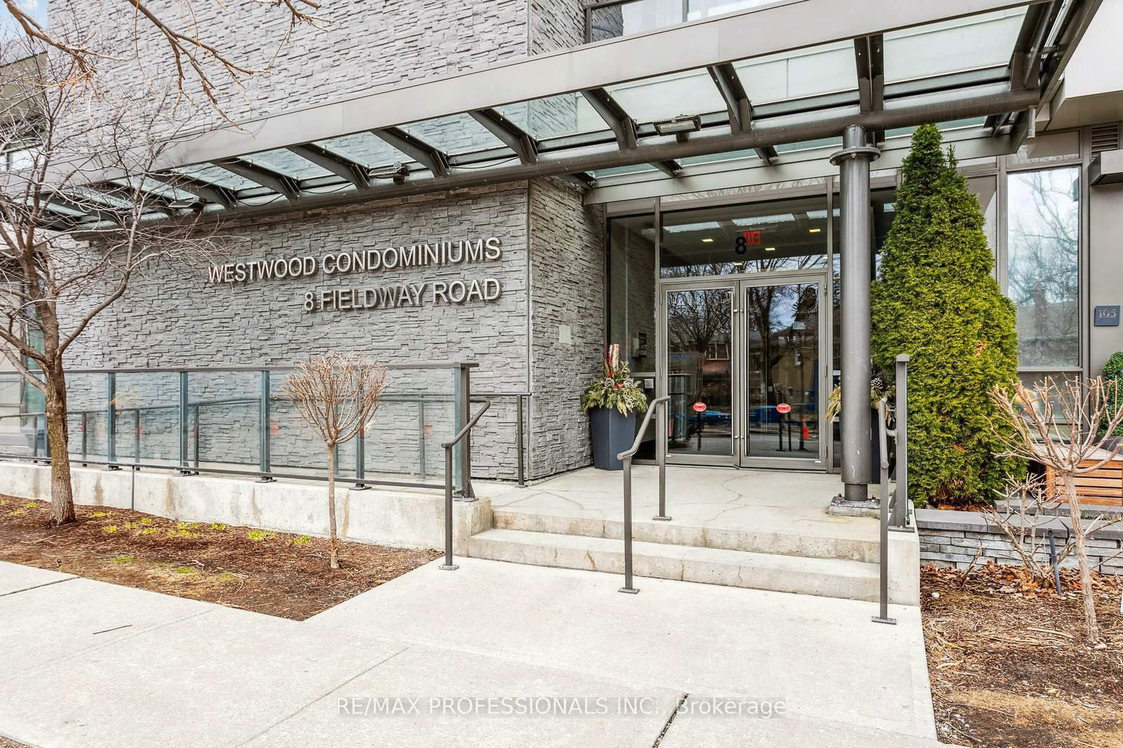 Condo sold at 303-8 Fieldway Road, Toronto, Islington-City Centre West, M8Z 0C3 - MLS: W12051099