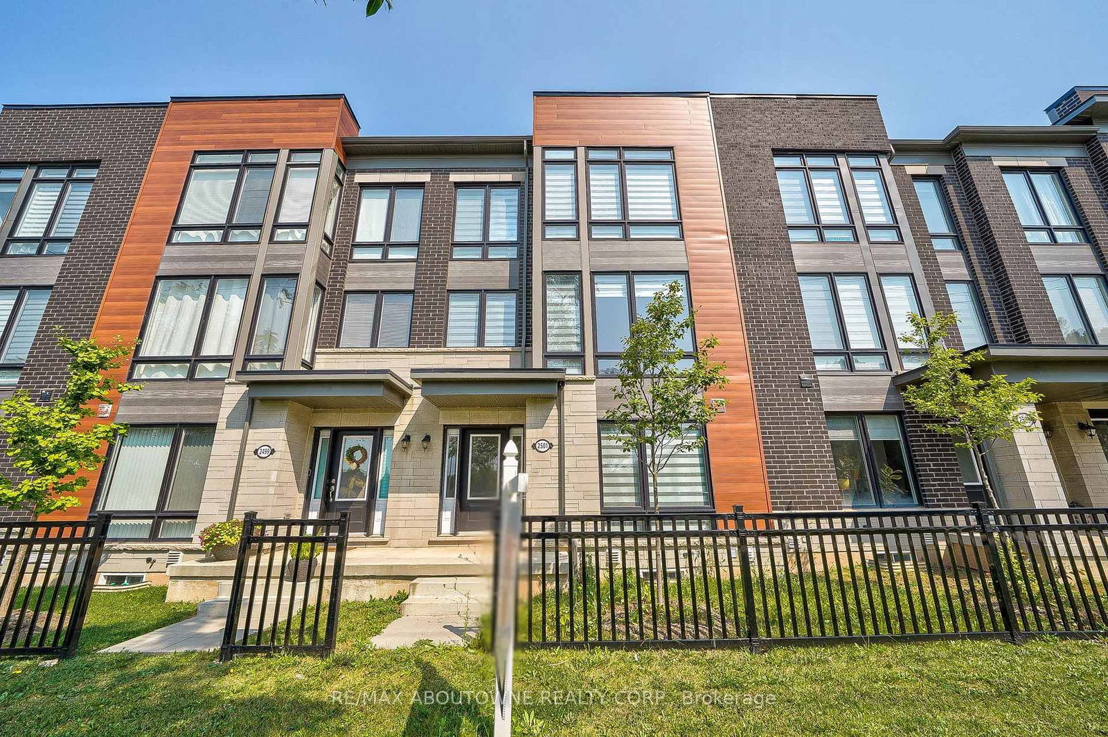 Townhouse for sale at 2501 Littlefield Crescent, Oakville, Glen Abbey, L6M 5L9 - MLS: W12051712