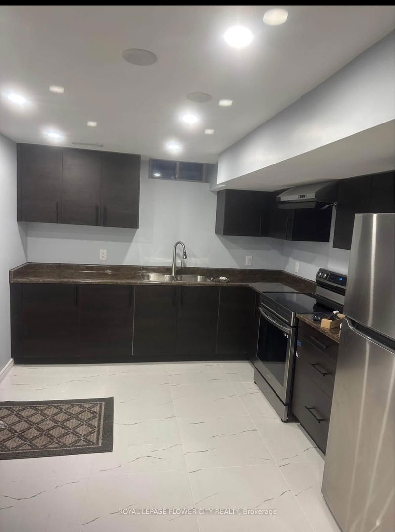 home for lease on 31 Neville Crescent N