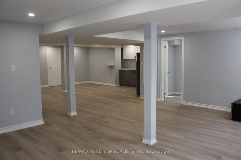 BSMT - 934 Boyer Blvd, Mississauga, L5V 1X4 | Image 3