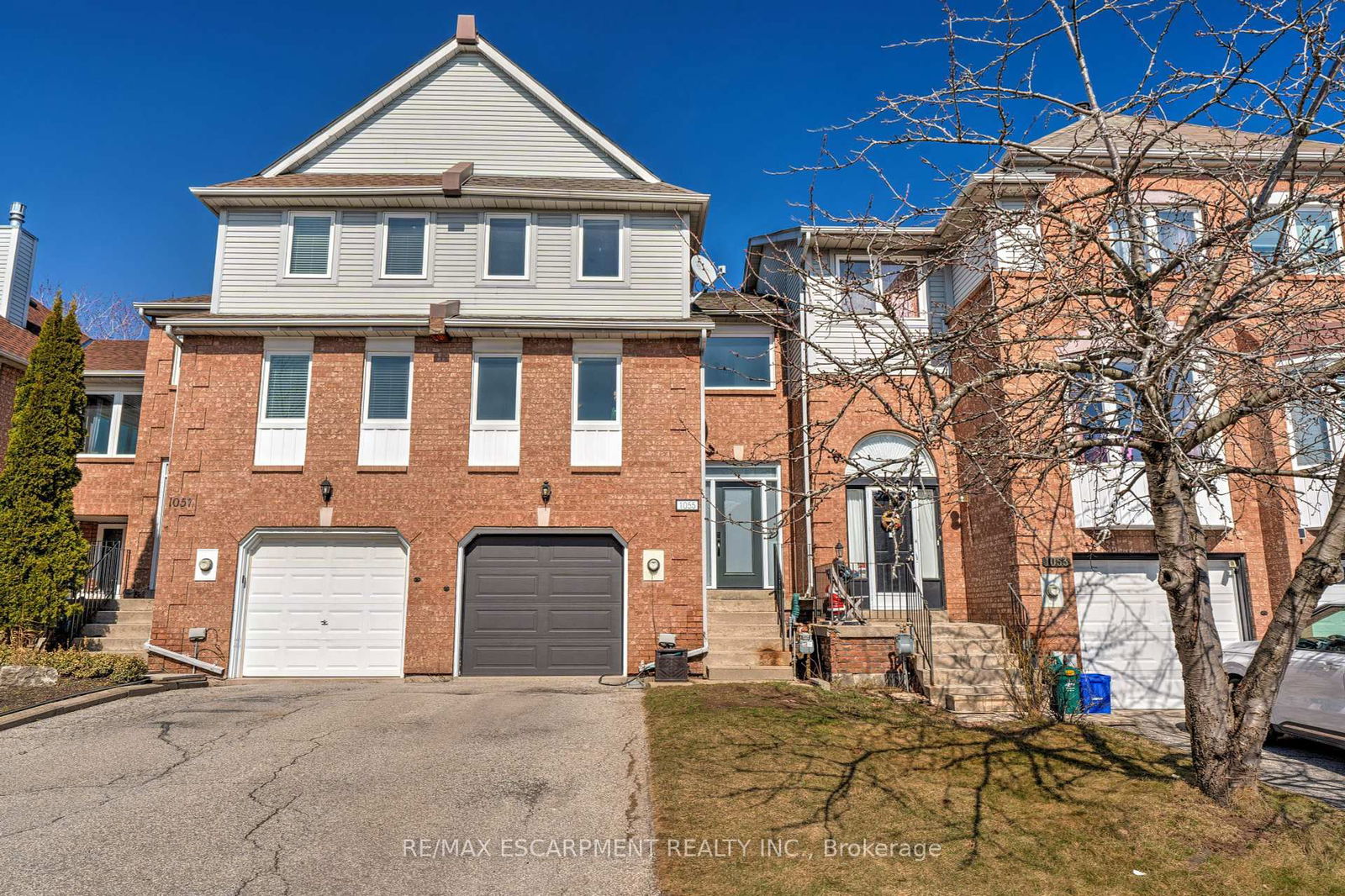 Townhouse sold at 1055 Lindsay Drive, Oakville, QE Queen Elizabeth, L6M 3B6 - MLS: W12056866